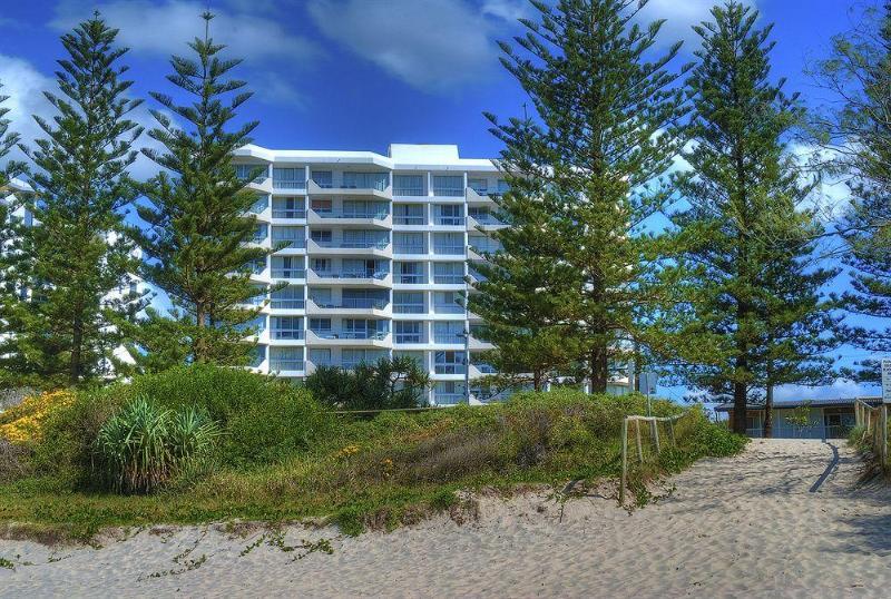 Wyuna Beachfront Holiday Apartments Gold Coast Exterior foto